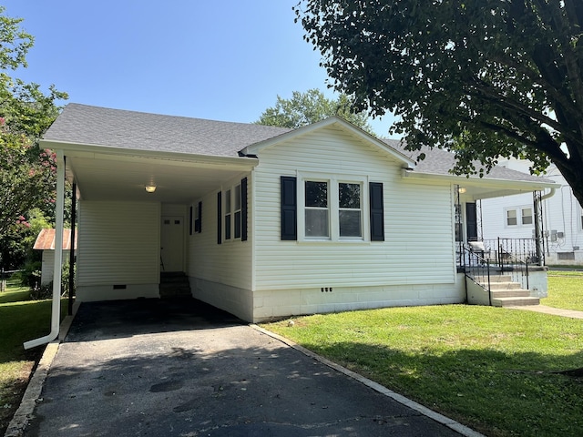 538 Lincoln St, Pulaski, TN 38478 - manufactured / mobile home with crawl space, driveway, a front lawn, and roof with shingles