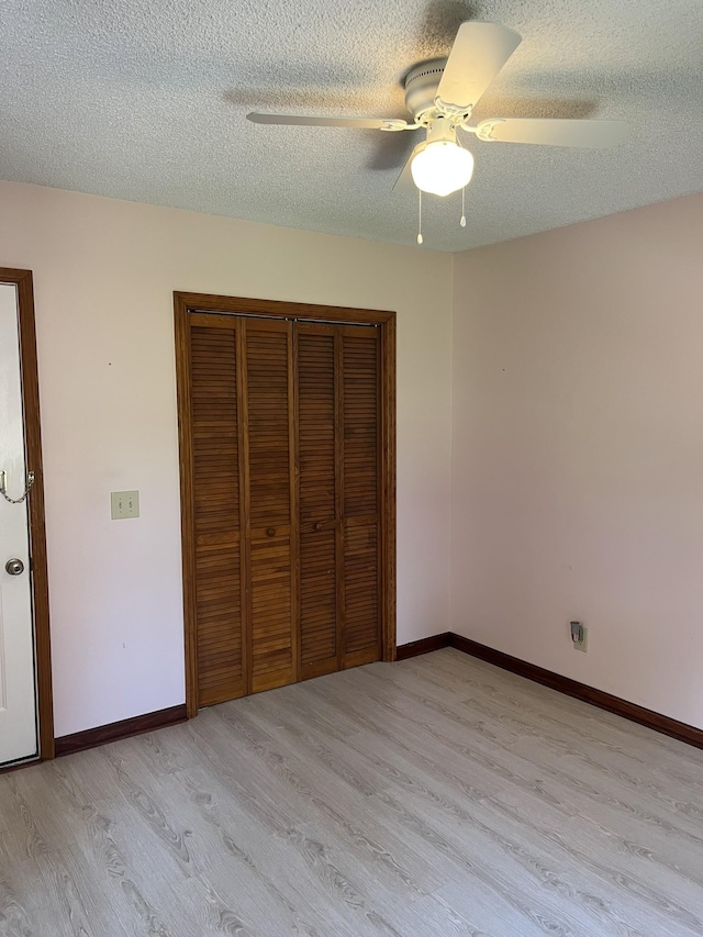 538 Lincoln St, Pulaski, TN 38478 - unfurnished bedroom featuring light wood-style floors, a closet, ceiling fan, and a textured ceiling