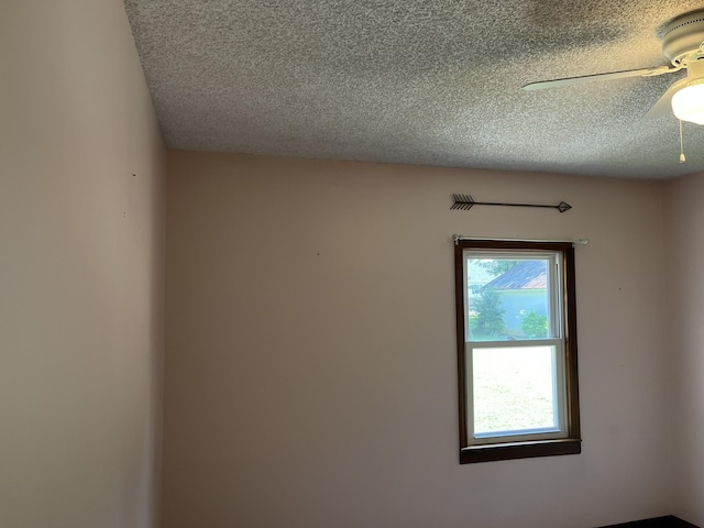 538 Lincoln St, Pulaski, TN 38478 - unfurnished room with a textured ceiling and ceiling fan