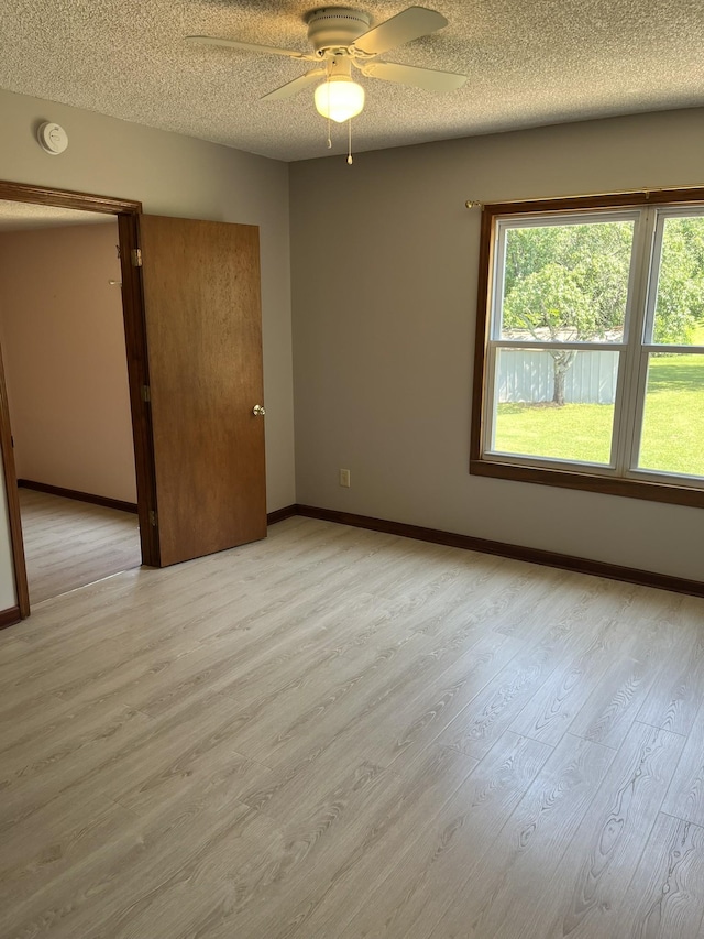 538 Lincoln St, Pulaski, TN 38478 - empty room featuring light wood-style floors, a ceiling fan, a smoke detector, and a textured ceiling
