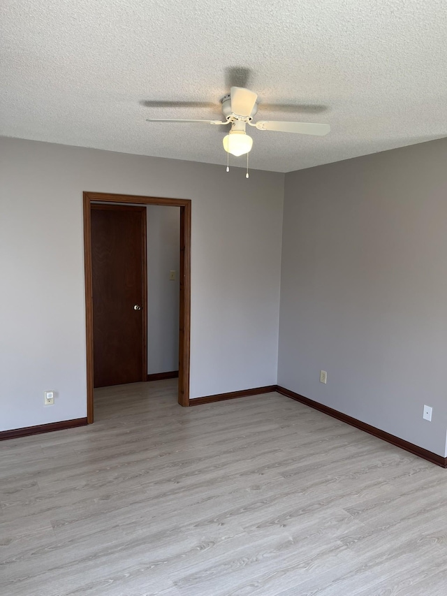 538 Lincoln St, Pulaski, TN 38478 - unfurnished room featuring light wood-style flooring, a ceiling fan, and a textured ceiling