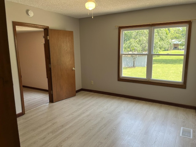 538 Lincoln St, Pulaski, TN 38478 - unfurnished room featuring light wood finished floors, a smoke detector, and a textured ceiling
