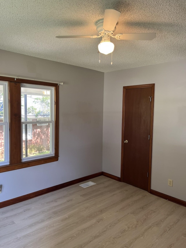 538 Lincoln St, Pulaski, TN 38478 - empty room featuring light wood-style floors, a textured ceiling, and a ceiling fan