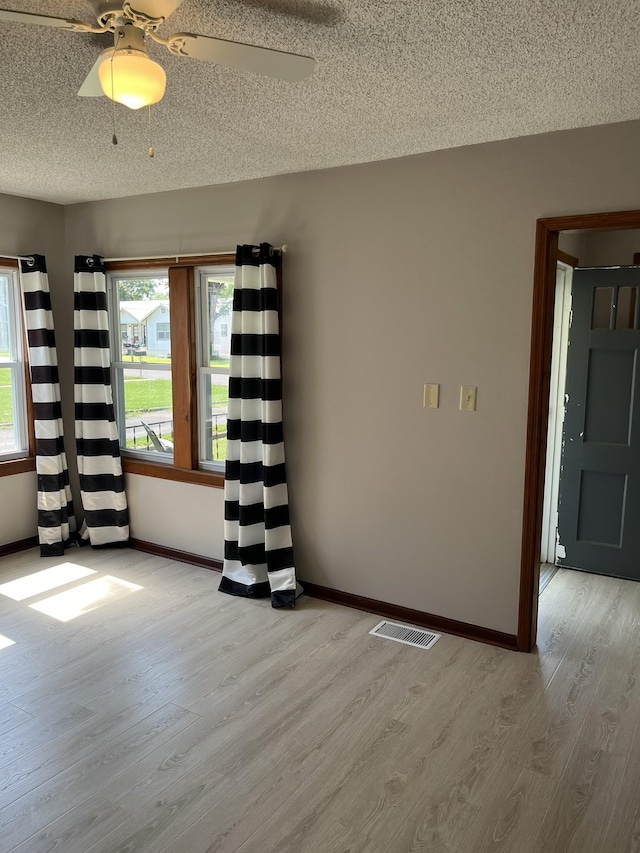 538 Lincoln St, Pulaski, TN 38478 - unfurnished room featuring a textured ceiling, light wood-style flooring, and a ceiling fan