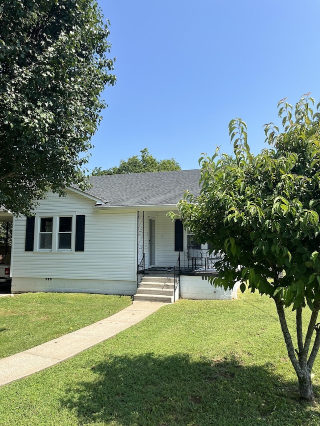 538 Lincoln St, Pulaski, TN 38478 - view of front facade with roof with shingles, covered porch, a front yard, and crawl space