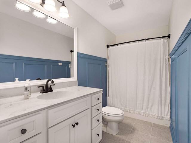 310 Diane Loop, White Bluff, TN 37187 - full bath with vanity, a wainscoted wall, and a decorative wall