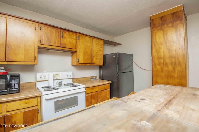 197 Wedgewood Ln, Spring City, TN 37381 - kitchen featuring black appliances, light countertops, brown cabinets, and a textured ceiling