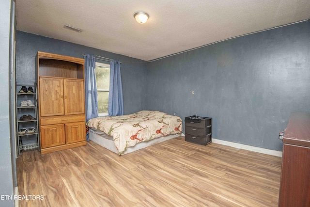 197 Wedgewood Ln, Spring City, TN 37381 - bedroom with wood finished floors and a textured ceiling