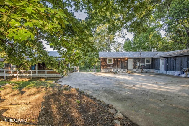 197 Wedgewood Ln, Spring City, TN 37381 - view of front facade featuring concrete driveway and a metal roof