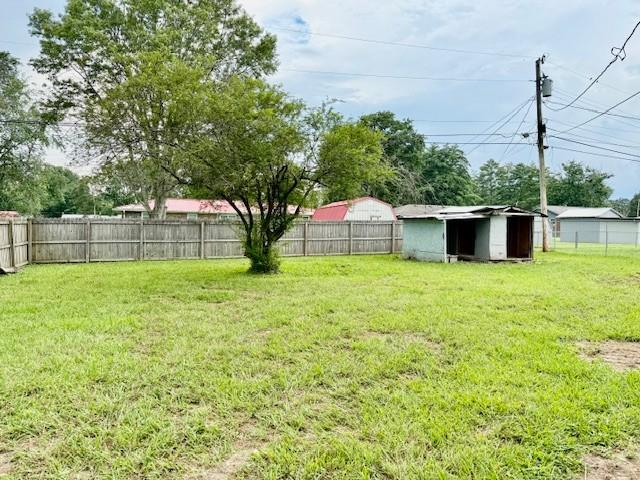 208 Broadrick St, Tullahoma, TN 37388 - fenced backyard with a storage unit