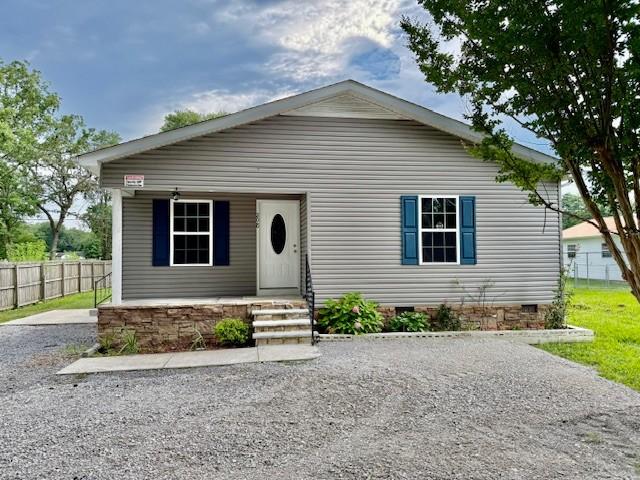 208 Broadrick St, Tullahoma, TN 37388 - bungalow-style home featuring crawl space, driveway, and covered porch