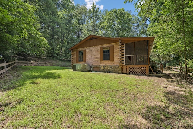 584 Mccord Hollow Rd, Hohenwald, TN 38462 - fenced backyard with a sunroom