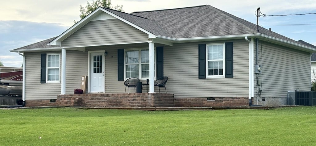 114 Creekside Ln, Chapel Hill, TN 37034 - view of front of home featuring crawl space, a front lawn, and covered porch