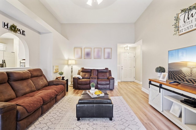 1319 Knoll Ln, Lebanon, TN 37087 - living area with arched walkways and light wood-style flooring