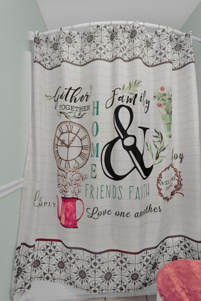 2105 Burgess Ln, Spring Hill, TN 37174 - full bathroom featuring a shower with shower curtain