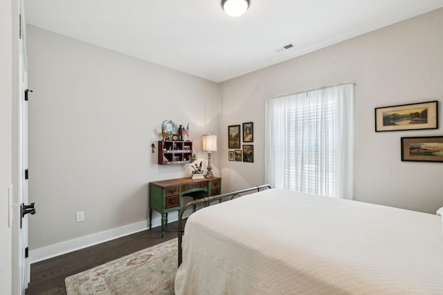 26 Sycamore Rdg W, Burns, TN 37029 - bedroom featuring wood finished floors and baseboards