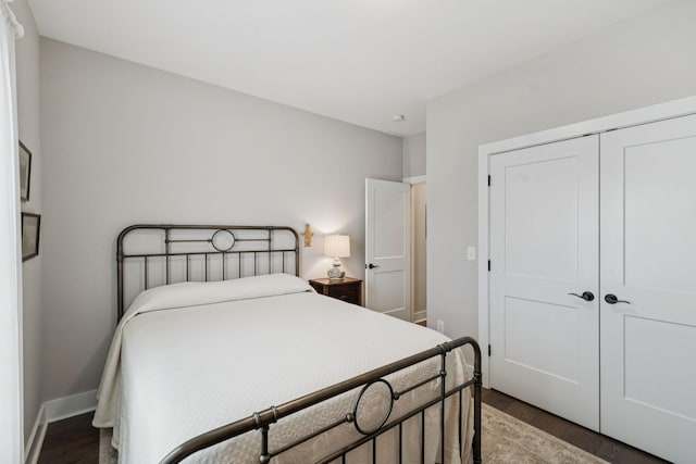 26 Sycamore Rdg W, Burns, TN 37029 - bedroom featuring wood finished floors and a closet