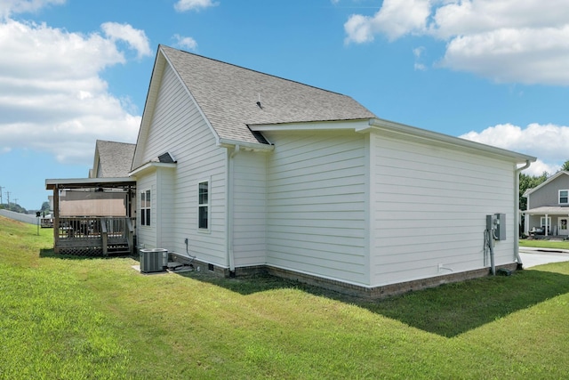 26 Sycamore Rdg W, Burns, TN 37029 - view of side of home featuring roof with shingles, a yard, and a deck