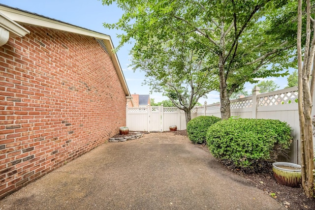 1436 Cheshire Pl, Murfreesboro, TN 37129 - view of side of home featuring brick siding, a patio area, and a fenced backyard