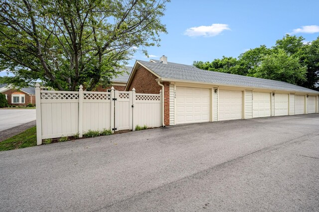 1436 Cheshire Pl, Murfreesboro, TN 37129 - garage featuring a gate