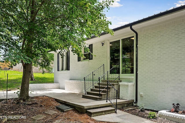 588 Meadowbrook Dr, Mcminnville, TN 37110 - view of exterior entry with brick siding