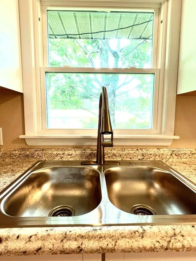210 Roney Dr, Hopkinsville, KY 42240 - kitchen view of a sink