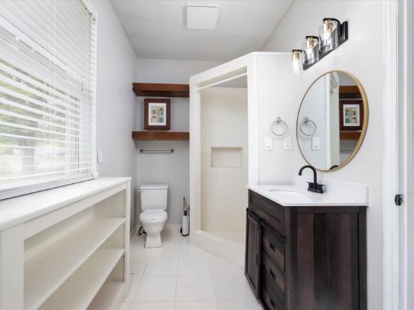 1905 Highland Ave, Columbia, TN 38401 - full bath with vanity and tile patterned flooring