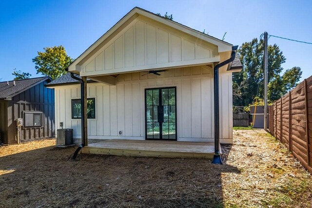 1905 Highland Ave, Columbia, TN 38401 - rear view of property with board and batten siding, a ceiling fan, a fenced backyard, a deck, and roof with shingles
