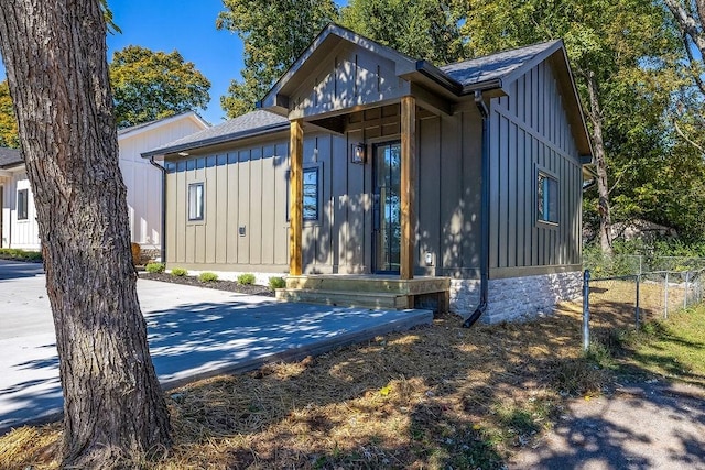 1905 Highland Ave, Columbia, TN 38401 - view of front of property featuring board and batten siding and a shingled roof