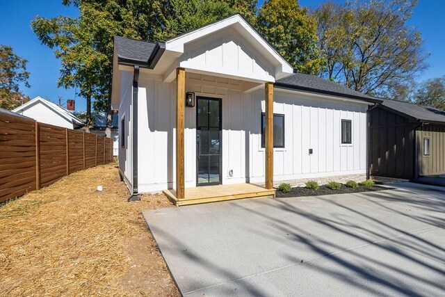1905 Highland Ave, Columbia, TN 38401 - view of front facade featuring board and batten siding and a shingled roof