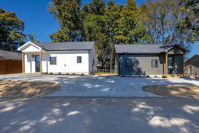 1905 Highland Ave, Columbia, TN 38401 - modern farmhouse with board and batten siding, curved driveway, and a shingled roof