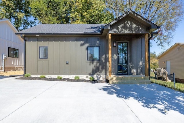 1905 Highland Ave, Columbia, TN 38401 - view of front of home featuring board and batten siding, roof with shingles, and a patio area