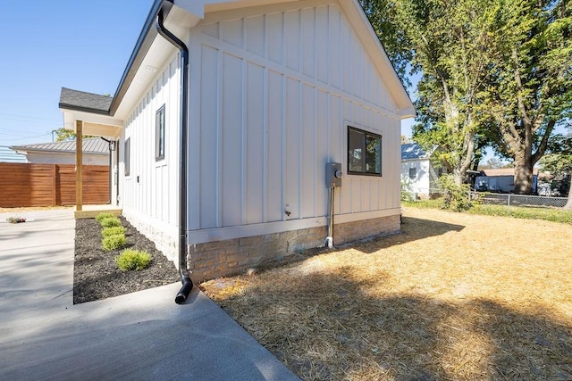 1905 Highland Ave, Columbia, TN 38401 - view of property exterior with board and batten siding