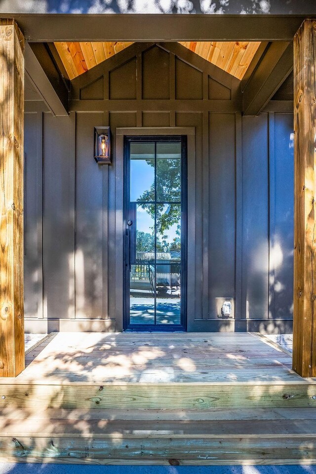 1905 Highland Ave, Columbia, TN 38401 - entrance to property with board and batten siding