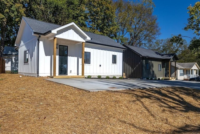 1905 Highland Ave, Columbia, TN 38401 - modern farmhouse featuring board and batten siding and a shingled roof