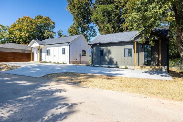 1905 Highland Ave, Columbia, TN 38401 - modern inspired farmhouse with board and batten siding, concrete driveway, and roof with shingles