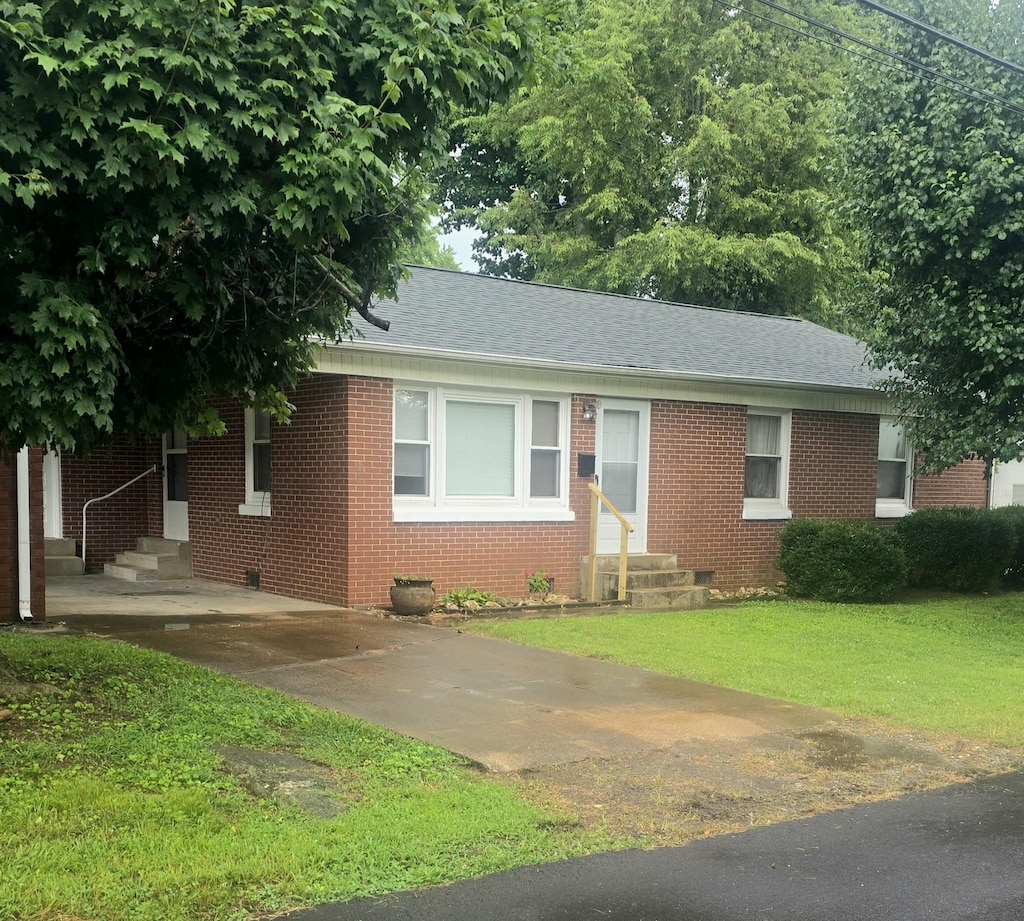 501 6th St, Lawrenceburg, TN 38464 - ranch-style home featuring entry steps, brick siding, a front lawn, and roof with shingles