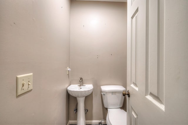 2010 Hartland Rd, Franklin, TN 37069 - bathroom featuring toilet