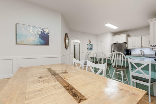 29 Harbor Pt, Lebanon, TN 37087 - dining area with a decorative wall