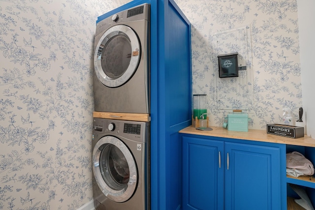 29 Harbor Pt, Lebanon, TN 37087 - laundry area with estacked washer and dryer, wallpapered walls, and cabinet space