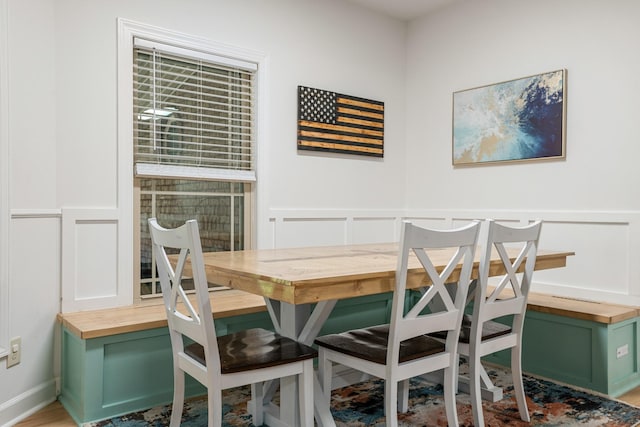 29 Harbor Pt, Lebanon, TN 37087 - dining area featuring a decorative wall, wainscoting, and breakfast area