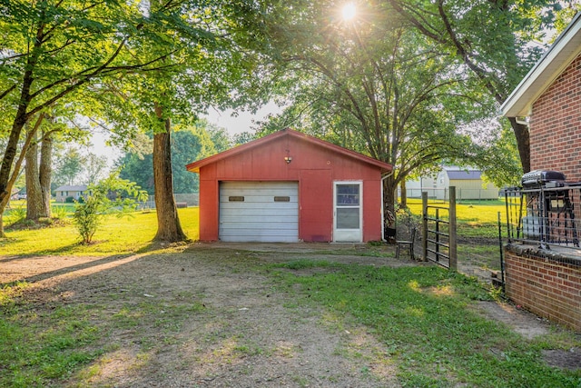 190 Blackwell Dr, Hohenwald, TN 38462 - detached garage with driveway