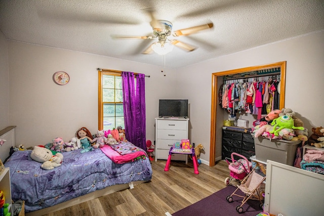 190 Blackwell Dr, Hohenwald, TN 38462 - bedroom featuring wood finished floors, a textured ceiling, a ceiling fan, and a closet
