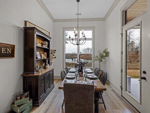 25 Shoreview Ln, Huntingdon, TN 38344 - dining area featuring a chandelier, light wood-type flooring, and crown molding