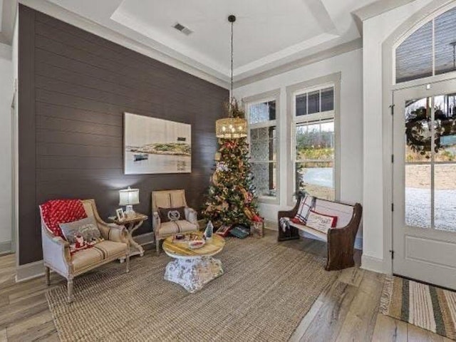 25 Shoreview Ln, Huntingdon, TN 38344 - living area featuring wood finished floors, a tray ceiling, and a chandelier