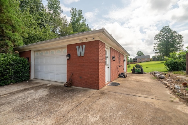 130 Fairway Cir, Loretto, TN 38469 - garage with driveway