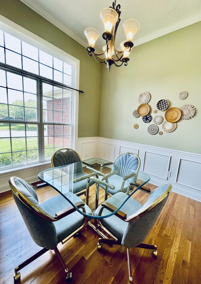 2714 Maylon Dr, Murfreesboro, TN 37128 - dining room with crown molding, a chandelier, wood finished floors, wainscoting, and a decorative wall