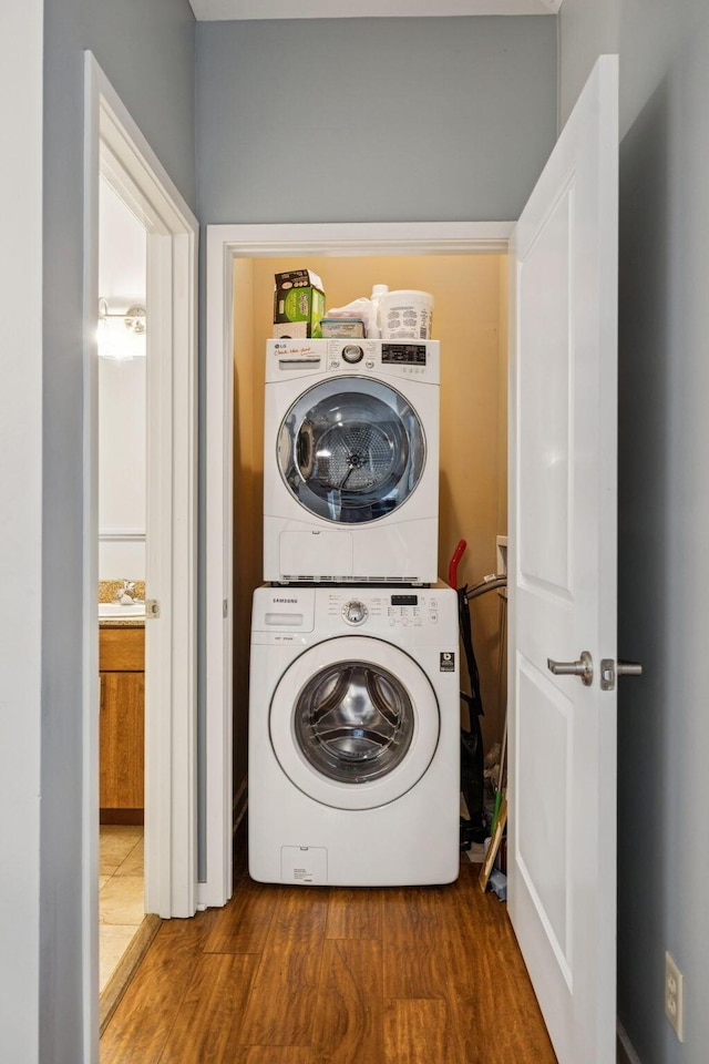 863 Flynn St Unit 302, Chattanooga, TN 37403 - laundry room featuring stacked washer / drying machine and wood finished floors