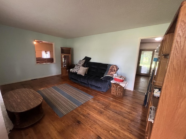 1465 Old Farmington Rd, Lewisburg, TN 37091 - living area featuring wood finished floors and baseboards