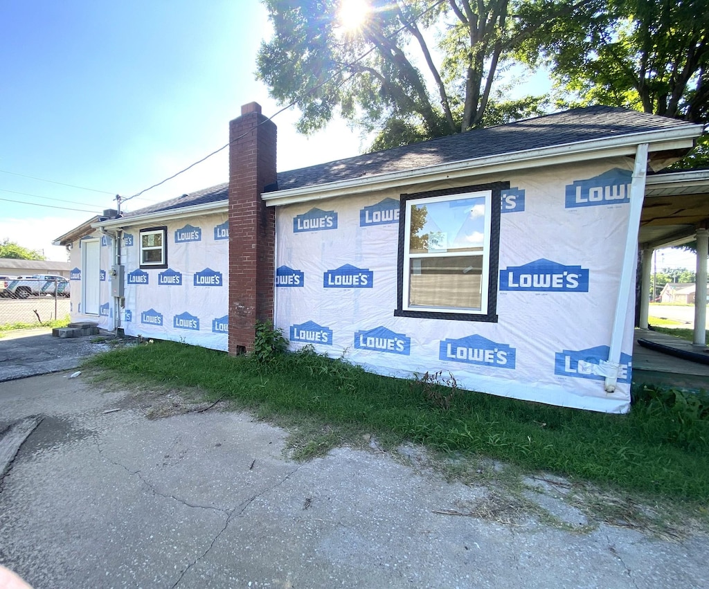 807 Maple Ct, Hopkinsville, KY 42240 - view of side of home with a chimney